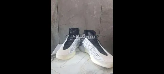 YEEZY الاصلي مقاس 44